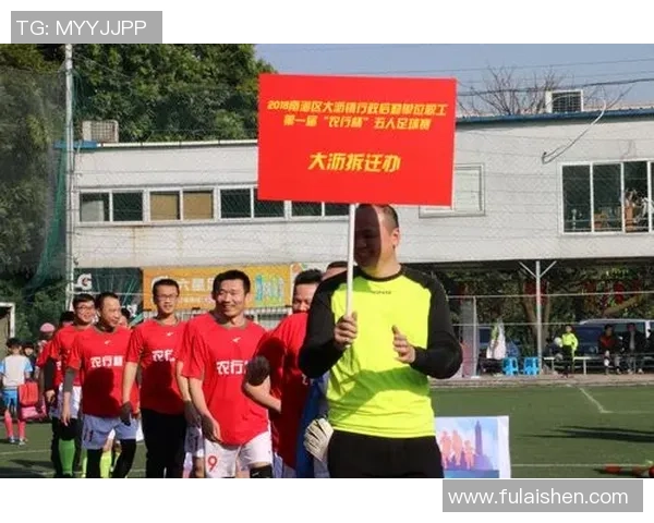 南海足球明星队成员齐聚一堂展现激情与团结的精彩瞬间